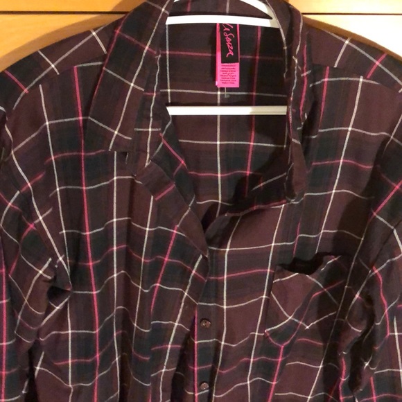 Ladies Button up - Picture 3 of 3